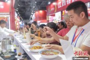 问真八字“嗦粉”经济火热 中国多地“食力”出圈